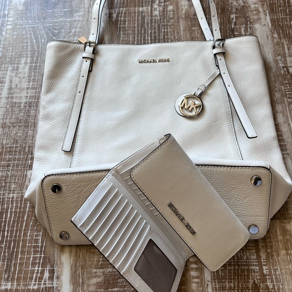 MICHAEL KORS PURSE - Picture 2 of 3